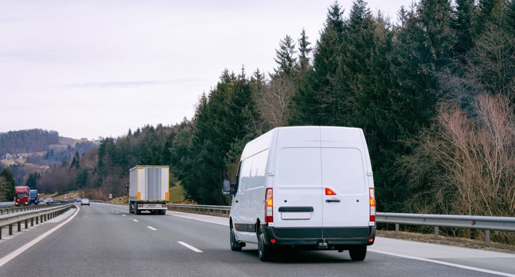 ¿A cuánto puede circular una furgoneta por autovía?