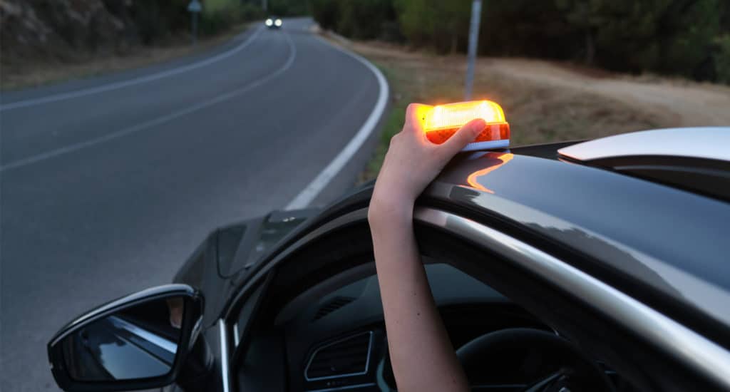 ¿Es obligatorio llevar en el coche la luz de emergencia V16?
