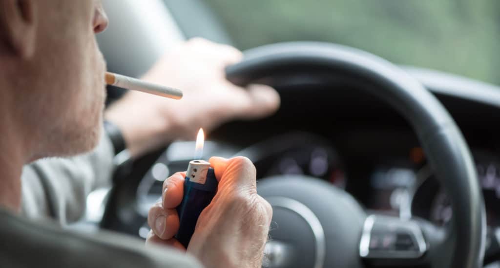 ¿Te pueden multar por fumar en el coche?